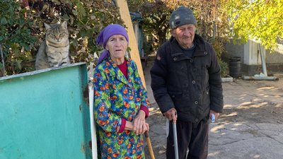 У прифронтовому селі на Криворіжжі волонтери допомагають жителям відновити будинки після обстрілів У прифронтовому селі на Криворіжжі волонтери допомагають жителям відновити будинки після обстрілів