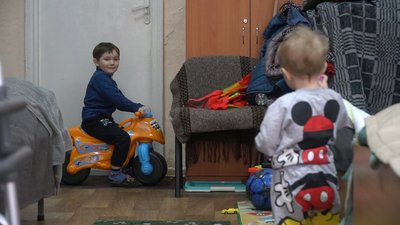 “Ми живемо однією сім’єю майже рік”. Понад 140 переселенців прихистили в школі-інтернаті у Запоріжжі “Ми живемо однією сім’єю майже рік”. Понад 140 переселенців прихистили в школі-інтернаті у Запоріжжі