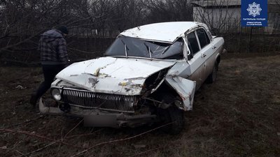 У Краматорську нетверезий водій зніс дерево та перекинувся: обійшлося без травм У Краматорську нетверезий водій зніс дерево та перекинувся: обійшлося без травм