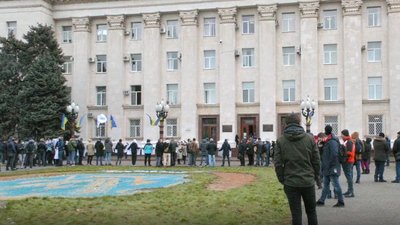 "Моряк - не банкомат!": херсонські моряки вийшли на акцію протесту "Моряк - не банкомат!": херсонські моряки вийшли на акцію протесту