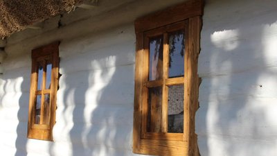 Лишилось змурувати піч: в етнорезиденції відновили "шевченківський" будинок з Рівного Лишилось змурувати піч: в етнорезиденції відновили "шевченківський" будинок з Рівного