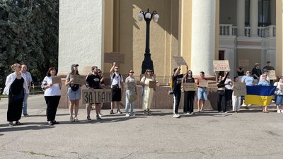 У Полтаві люди вийшли на мітинг проти відставки міністра оборони Михайла Федорова У Полтаві люди вийшли на мітинг проти відставки міністра оборони Михайла Федорова