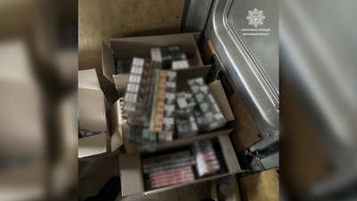 У Чернігові зупинили водія, який перевозив у мікроавтобусі близько 6 тисяч пачок цигарок за підробленими документами У Чернігові зупинили водія, який перевозив у мікроавтобусі близько 6 тисяч пачок цигарок за підробленими документами