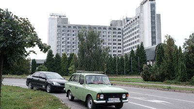 "Просто втікали від війни". Як переселенці живуть у готелі Чернівців, який не працював 15 років