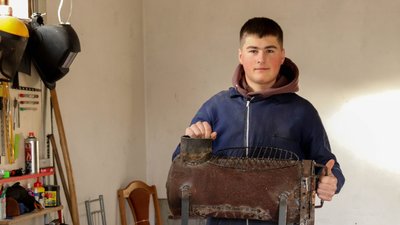 14-річний прикарпатець Артур Поліщук змайстрував буржуйку для бійців на Бахмут 14-річний прикарпатець Артур Поліщук змайстрував буржуйку для бійців на Бахмут
