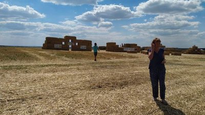 На Харківщині зводять концертну залу з сіна На Харківщині зводять концертну залу з сіна