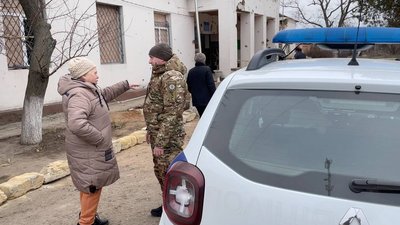 Поліцейський офіцер об'їжджає громаду на автівці Поліцейський офіцер об'їжджає громаду на автівці