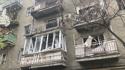 Вибиті вікна внаслідок удару РФ по центру Харкова, 7 квітня 2024 року Вибиті вікна внаслідок удару РФ по центру Харкова, 7 квітня 2024 року