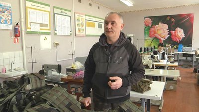 Переселенець із Харкова влаштував на Волині цех з пошиття "розгрузок" для бійців Переселенець із Харкова влаштував на Волині цех з пошиття "розгрузок" для бійців