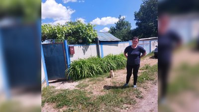 Жителька Лукашівки Валентина Легеза зустрічає врятованого нею українського танкіста Віталія Божка Жителька Лукашівки Валентина Легеза зустрічає врятованого нею українського танкіста Віталія Божка