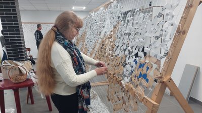 Вимушені переселенці на Закарпатті плетуть маскувальні сітки для військових на фронт Вимушені переселенці на Закарпатті плетуть маскувальні сітки для військових на фронт