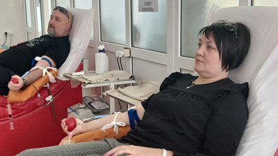 Подружжя – Валерія та Борислав на здачі крові. Подружжя – Валерія та Борислав на здачі крові.