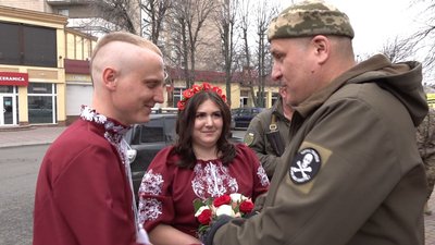 "Він – усе моє життя": у Черкасах одружився військовий, що вирушає на фронт "Він – усе моє життя": у Черкасах одружився військовий, що вирушає на фронт