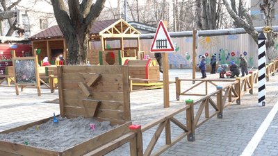 В Одесі відкрили ігровий майданчик, на якому діти будуть вчитися поводитись у місті В Одесі відкрили ігровий майданчик, на якому діти будуть вчитися поводитись у місті
