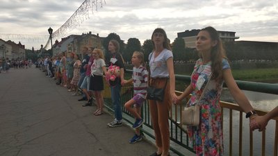 Найбільший живий замкнений ланцюг: в Ужгороді встановили рекорд України Найбільший живий замкнений ланцюг: в Ужгороді встановили рекорд України