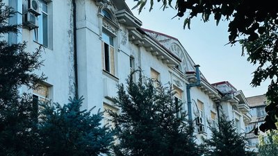 Наслідки атаки РФ по території дитячої обласної клінічної лікарні в Запоріжжі