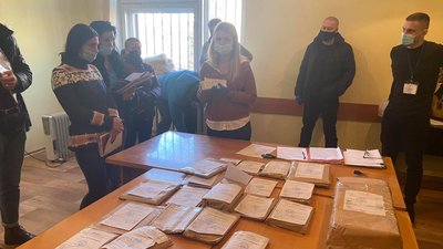 Триває перерахунок голосів Триває перерахунок голосів