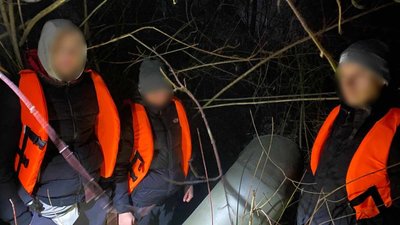 На Закарпатті затримали трьох чоловіків, які намагалися на човні через річку Тиса дістатися до Угорщини