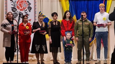 На Житомирщині дітям загиблих військових вручили срібні кулони "Батьківське серце" На Житомирщині дітям загиблих військових вручили срібні кулони "Батьківське серце"