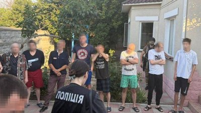 В Одесі викрили фіктивний реабілітаційний центр для людей із залежностями: утримували силоміць В Одесі викрили фіктивний реабілітаційний центр для людей із залежностями: утримували силоміць