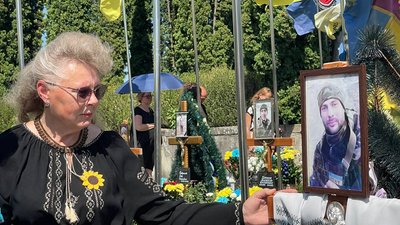 Мати на могилі сина Мати на могилі сина
