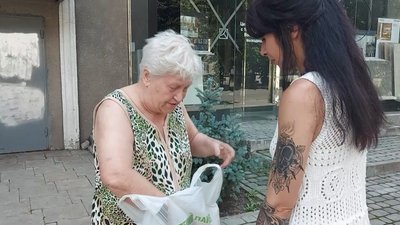 "Треба приносити не тільки їжу, а й настрій": як харківська волонтерка розвозить гумдопомогу