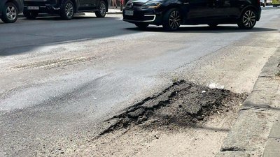 Вибоїна на дорозі