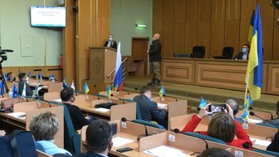 У Слов'янську на сесію міськради принесли російський триколор