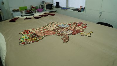 Зшили найбільший кептар України: майстрині встановили національний рекорд Зшили найбільший кептар України: майстрині встановили національний рекорд