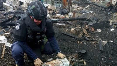 Сапер ДСНС тримає в руках бойову частину БПЛА "Герань" на Харківщині