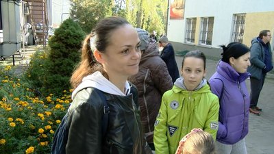 У Луцьку – черги переселенців за виплатами від благодійників У Луцьку – черги переселенців за виплатами від благодійників