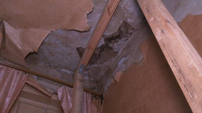 Руйнується стеля та пролами у стінах: чому не можуть реставрувати історичну будівлю на Харківщині Руйнується стеля та пролами у стінах: чому не можуть реставрувати історичну будівлю на Харківщині