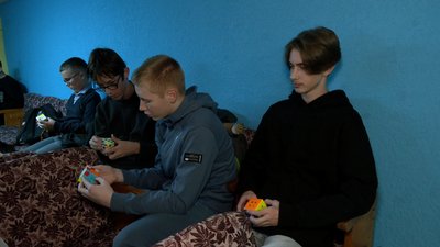 У Черкасах школярі збирали кубик Рубіка на швидкість У Черкасах школярі збирали кубик Рубіка на швидкість