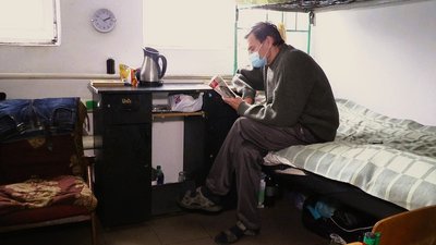 У мене немає дому. Як безхатьки виживають під час війни