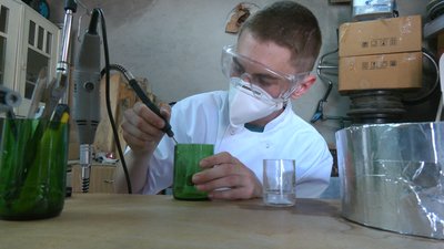 Лабораторія у гаражі. Як два брати створюють посуд із використаних пляшок Лабораторія у гаражі. Як два брати створюють посуд із використаних пляшок