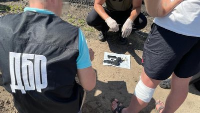 На Херсонщині поліцейський стріляв у водія та пасажира - йому повідомили про підозру На Херсонщині поліцейський стріляв у водія та пасажира - йому повідомили про підозру