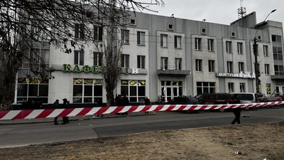 14 лютого у Миколаєві пролунав вибух. Загинули троє українських військових та жінка, ще семеро людей отримали поранення різного ступеня тяжкості. СБУ та Нацполіція затримали чотирьох неповнолітніх за підозрою в підготовці теракту в центрі Миколаєва 14 лютого у Миколаєві пролунав вибух. Загинули троє українських військових та жінка, ще семеро людей отримали поранення різного ступеня тяжкості. СБУ та Нацполіція затримали чотирьох неповнолітніх за підозрою в підготовці теракту в центрі Миколаєва