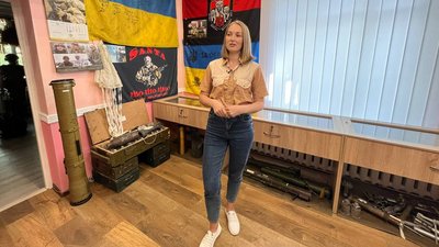 Волонтерка Іванна Козира з новою зачіскою