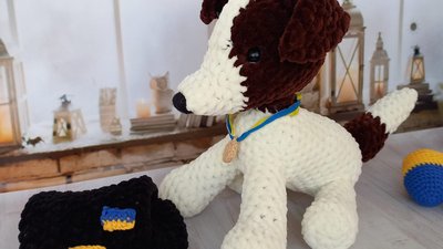Лучанка в'яже патріотичні іграшки та обереги для військових Лучанка в'яже патріотичні іграшки та обереги для військових
