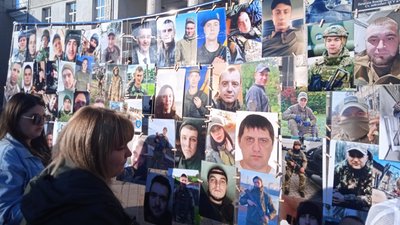 У Кривому Розі родичі провели акцію на підтримку військовополонених, які боронили Маріуполь У Кривому Розі родичі провели акцію на підтримку військовополонених, які боронили Маріуполь