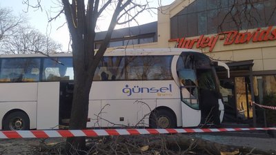 ДТП в Одесі. Автобус з пасажирами зіштовхнувся з чотирма авто, в'їхав у зупинку та зніс кілька дерев