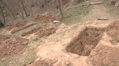 Місцеві поховали вітчима біля дороги Місцеві поховали вітчима біля дороги