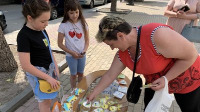 Хмельничанка обирає смаколик й долучається до ініціативи в підтримку захисників.