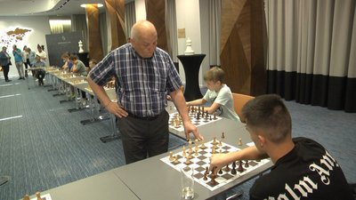 У Львові на благодійному турнірі з сеансу одночасної гри в шахи збирали гроші для ЗСУ У Львові на благодійному турнірі з сеансу одночасної гри в шахи збирали гроші для ЗСУ