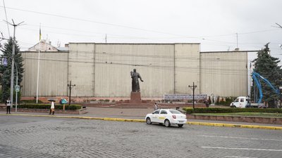 У центрі Чернівців демонтували банер: які пропозиції дизайнерів щодо нового та за яких умов його замінять
