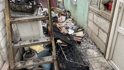 Військові РФ знову обстріляли Херсон: пошкоджені будинки, лікарні, гаражі з машинами Військові РФ знову обстріляли Херсон: пошкоджені будинки, лікарні, гаражі з машинами