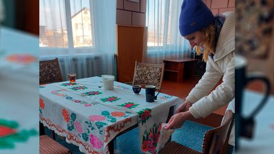 Стіл, який вкритий вишитою скатертиною, у музеї на прикордонні Чернігівщини Стіл, який вкритий вишитою скатертиною, у музеї на прикордонні Чернігівщини