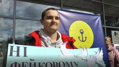 У Кропивницькому маріупольці влаштували протест проти "референдуму" у їхньому місті У Кропивницькому маріупольці влаштували протест проти "референдуму" у їхньому місті