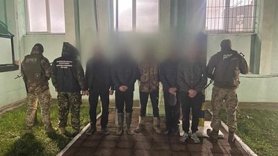 На Закарпатті затримали 10 чоловіків, які намагалися незаконно перетнути кордон