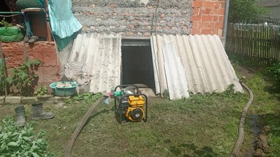 Рятувальники відкачували воду мотопомпами Рятувальники відкачували воду мотопомпами